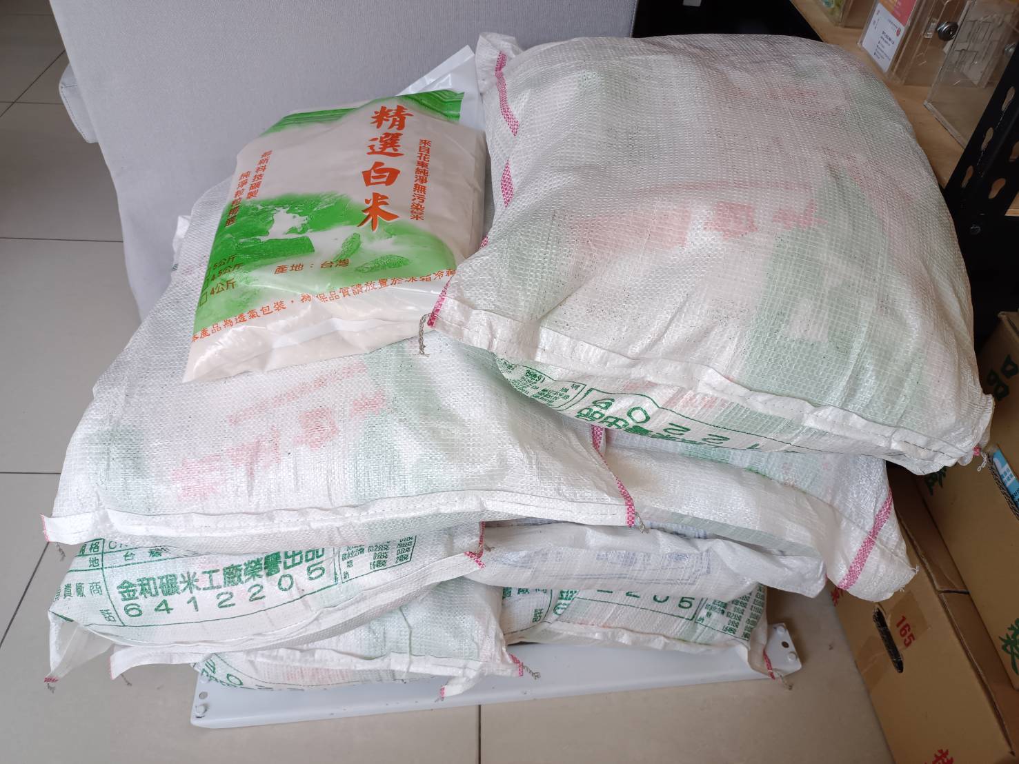 感謝高雄市鹽埕區保安宮捐贈4公斤白米50包(標題圖檔)